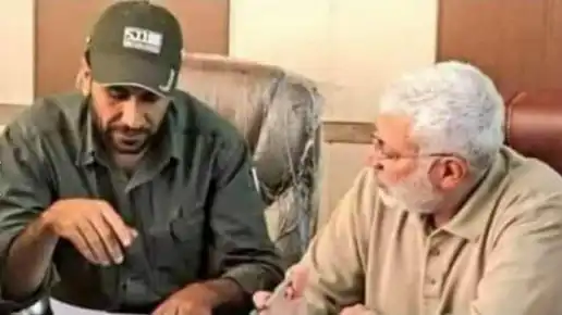 أحمد الركابي (يسار)