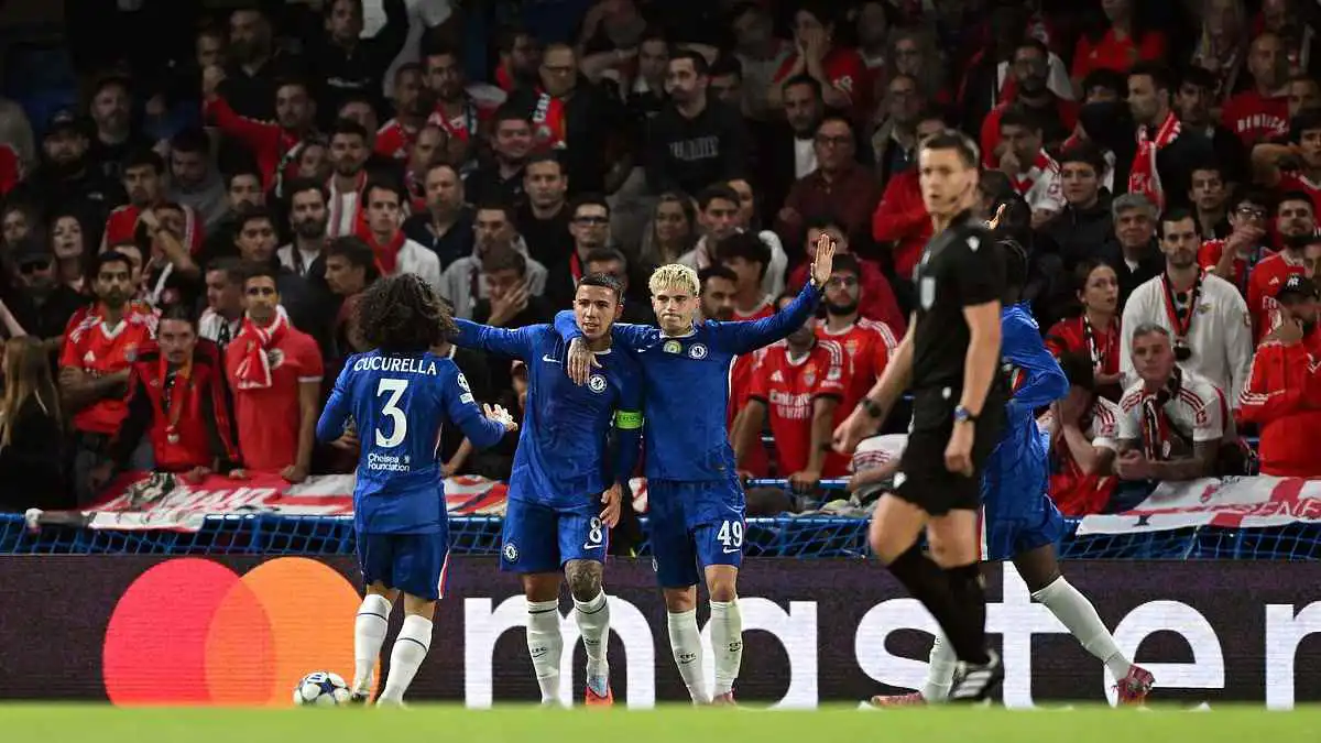 نجل أسطورة تشيلسي يجمع الكرات في "ستامفورد بريدج" (صور)