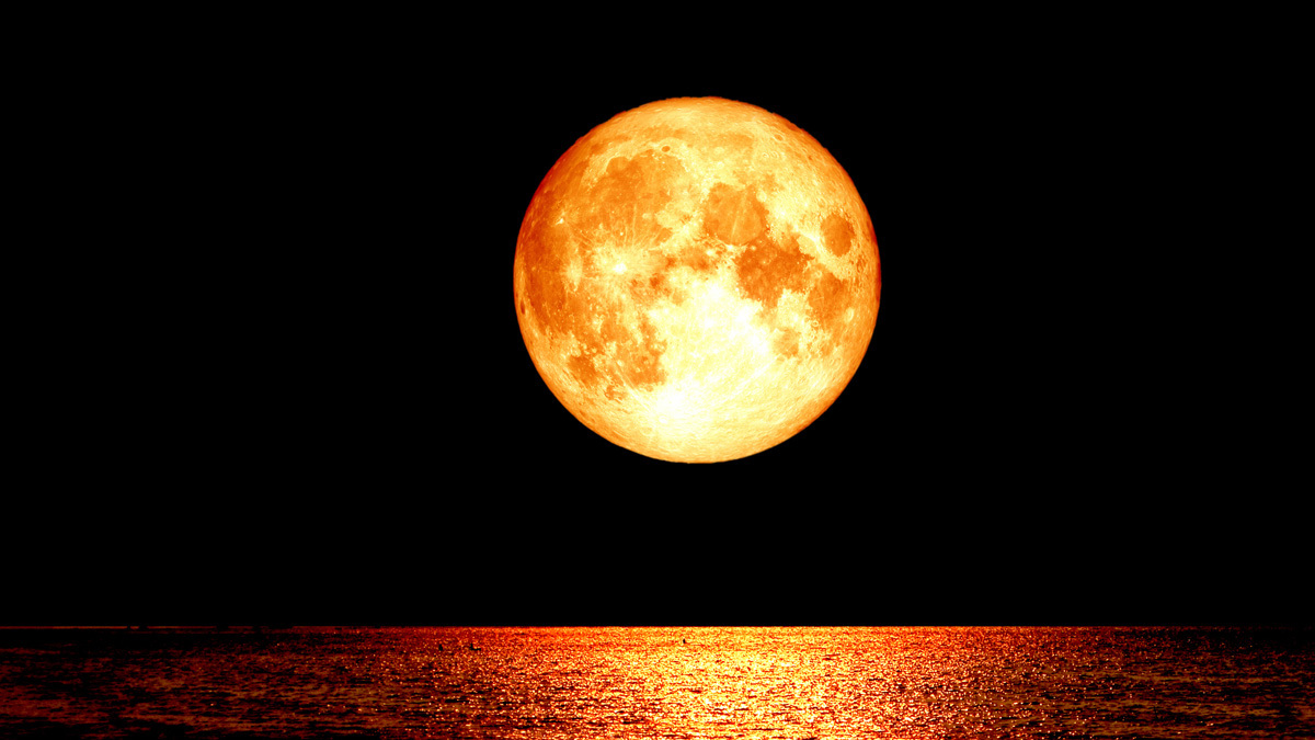 عشاق الظواهر الفلكية يترقبون خسوف القمر وكسوف الشمس في غضون الأسبوعين المقبلين