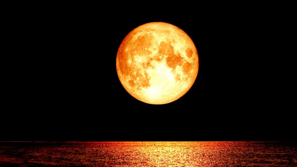 عشاق الظواهر الفلكية يترقبون خسوف القمر وكسوف الشمس في غضون الأسبوعين المقبلين