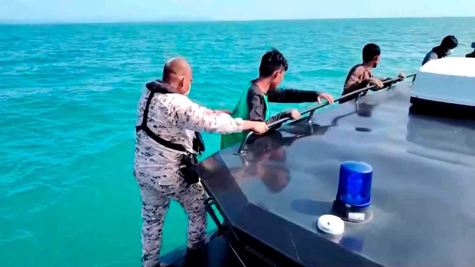 مصرع 7 أشخاص في انقلاب قارب يقل مهاجرين قبالة ماليزيا (فيديو)