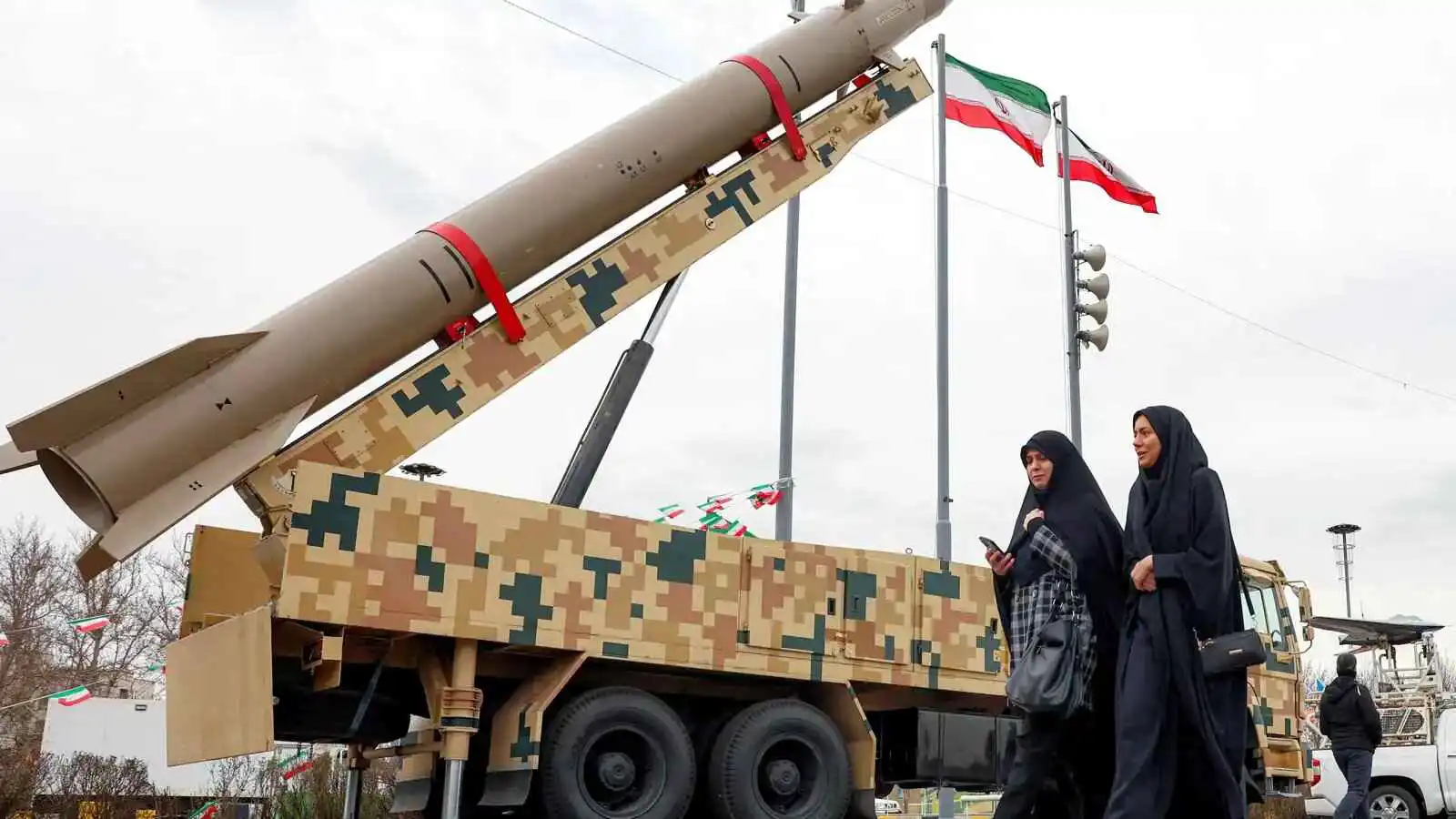 فشل استراتيجية الأنفاق.. غارات أمريكية تضرب "مدينة الصواريخ" الإيرانية تحت الأرض