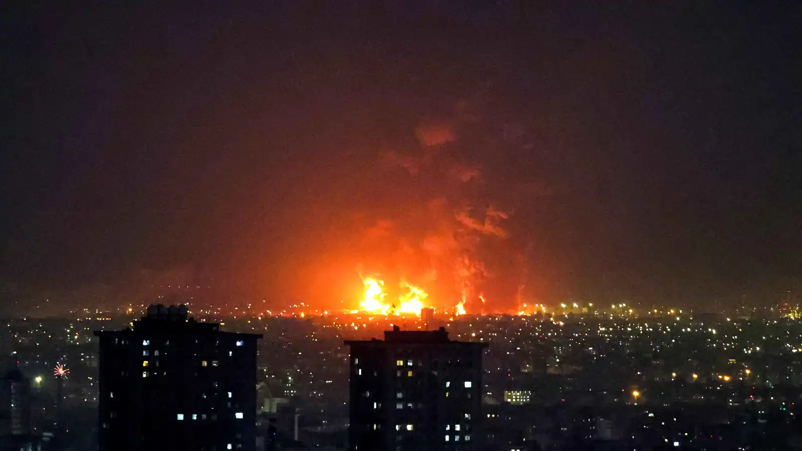 توقف توزيع الوقود في طهران بعد غارات على مواقع نفطية