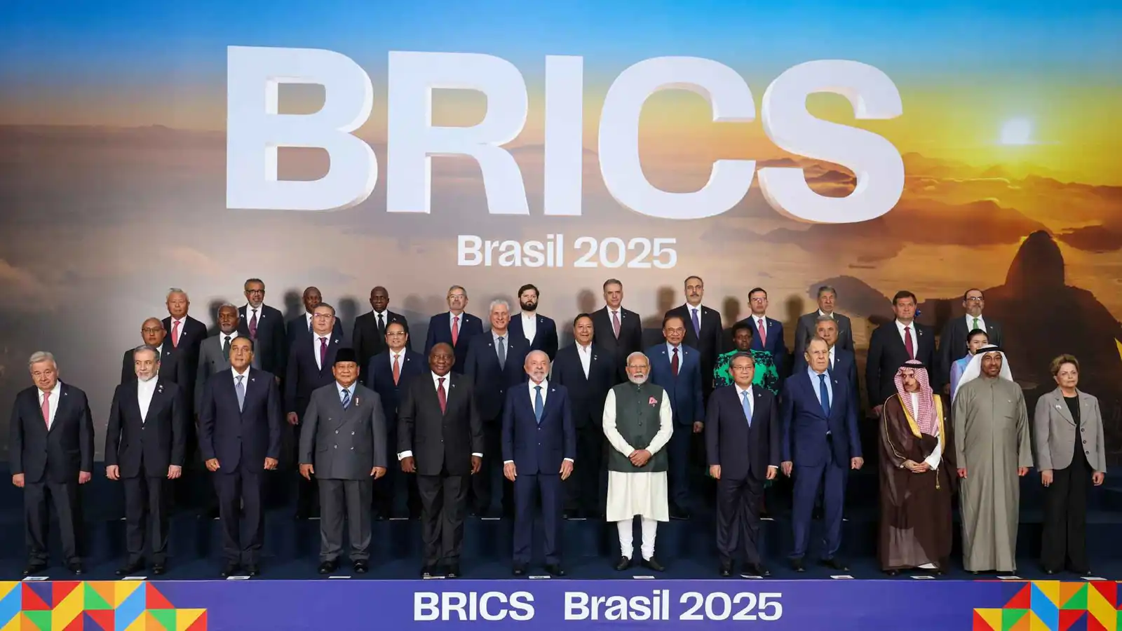 البريكس تتوسع.. هل ينجح بوتين في تأسيس نظام مالي موازٍ للدولار؟