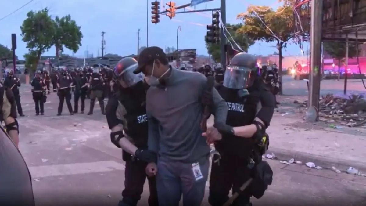 لحظة اعتقال فريق "سي.إن.إن" في بث مباشر من مينابوليس (فيديو)