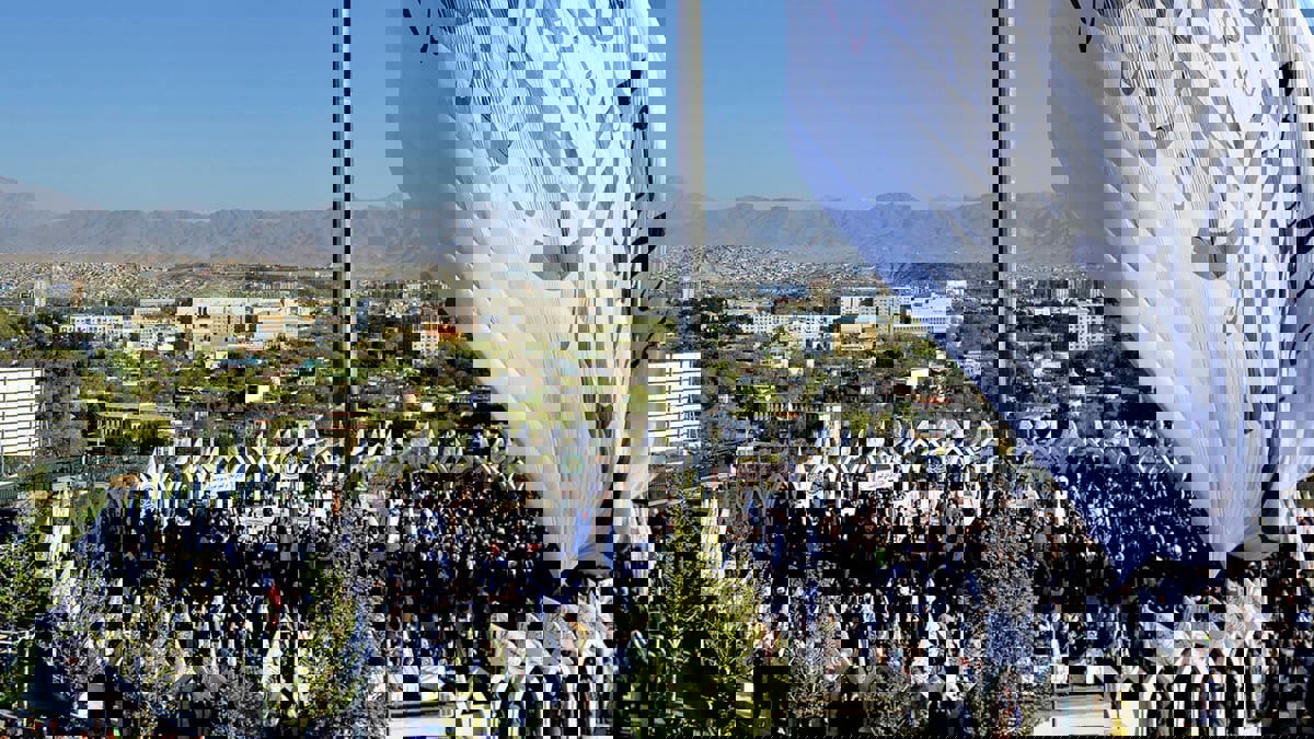 طالبان ترفع علماً ضخماً للإمارة الإسلامية في كابول