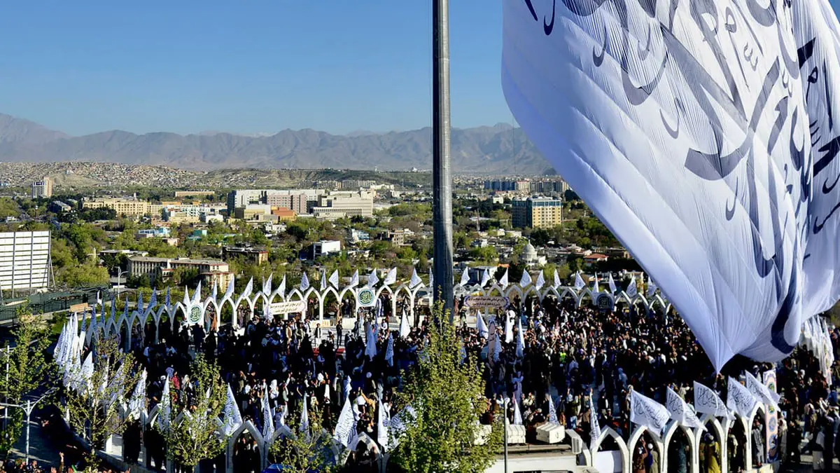 طالبان ترفع علماً ضخماً للإمارة الإسلامية في كابول