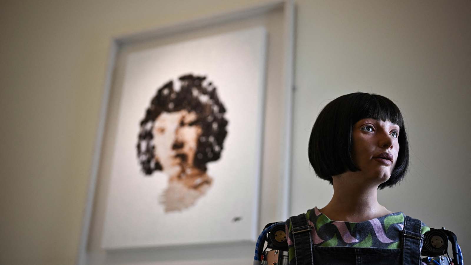 مزاد علني يطرح عملاً فنياً للروبوت الفنان "آي-دا"