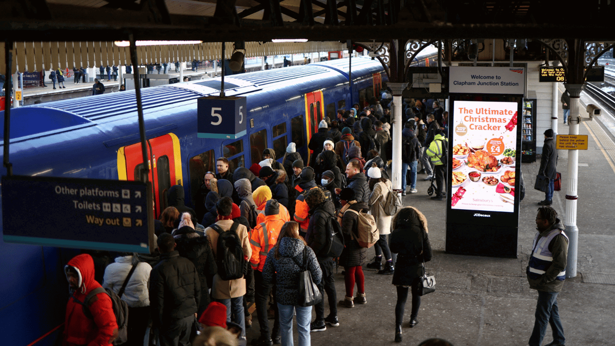 شرطة لندن تعتقل رجلًا هاجم أشخاصًا بسيف قرب محطة قطار (فيديو)