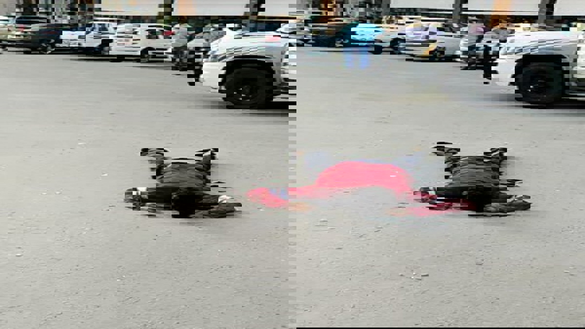 هندي يسقط ميتا بأحد شوارع الكويت 