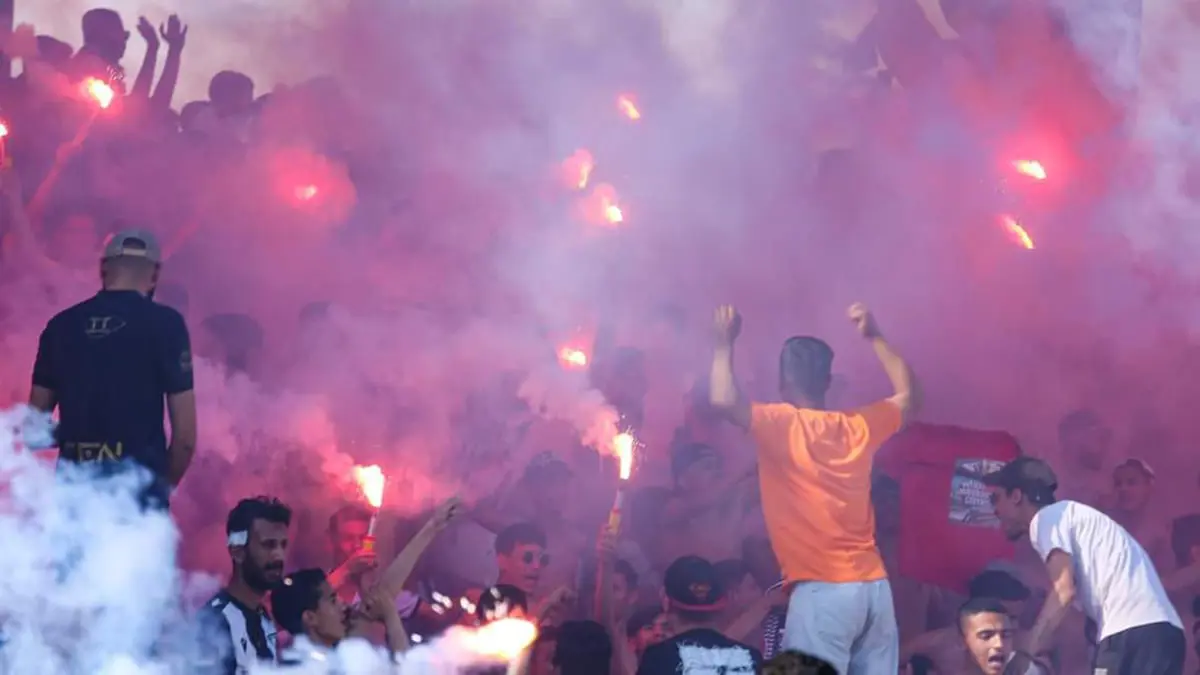 اشتباكات جماهيرية خلال فوز الصفاقسي على النجم الساحلي بالدوري التونسي (صورة)