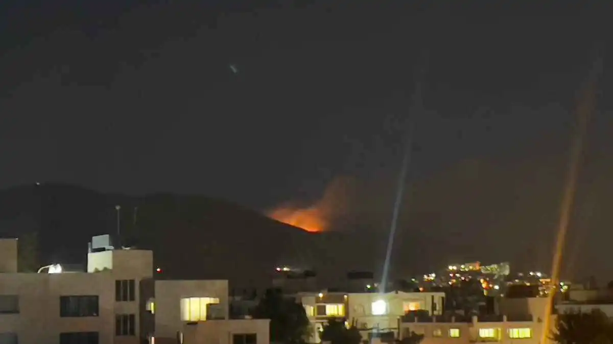 حريق "غامض" في قاعدة صاروخية للحرس الثوري جنوبي إيران (فيديو)