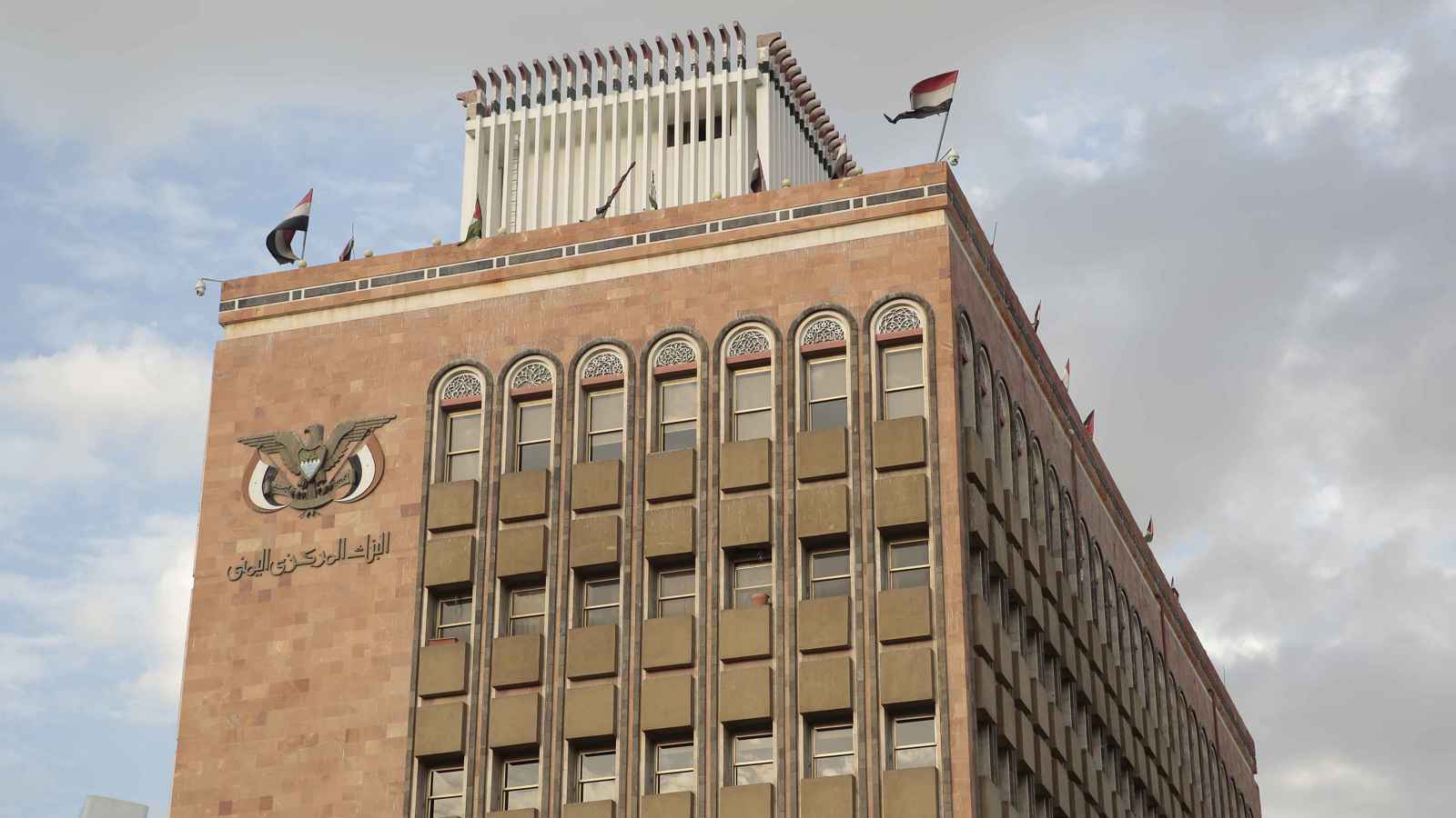 طالتها عقوبات أمريكية.. ما مصير المصارف التجارية في صنعاء؟