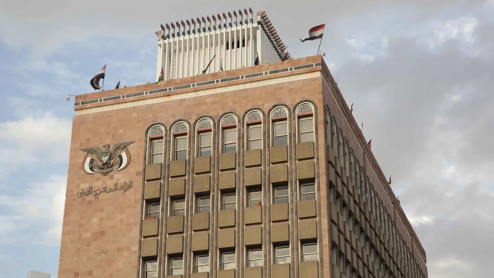 طالتها عقوبات أمريكية.. ما مصير المصارف التجارية في صنعاء؟