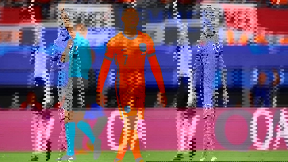 "أزمة فنية" تمنع استفادة الهلال من تشافي سيمونز