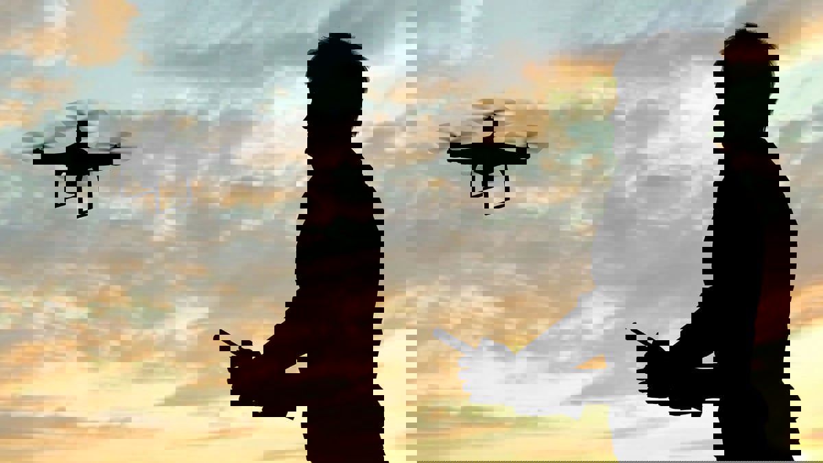 تطوير تقنية تتيح لشخص واحد التحكم في 130 طائرة مسيّرة