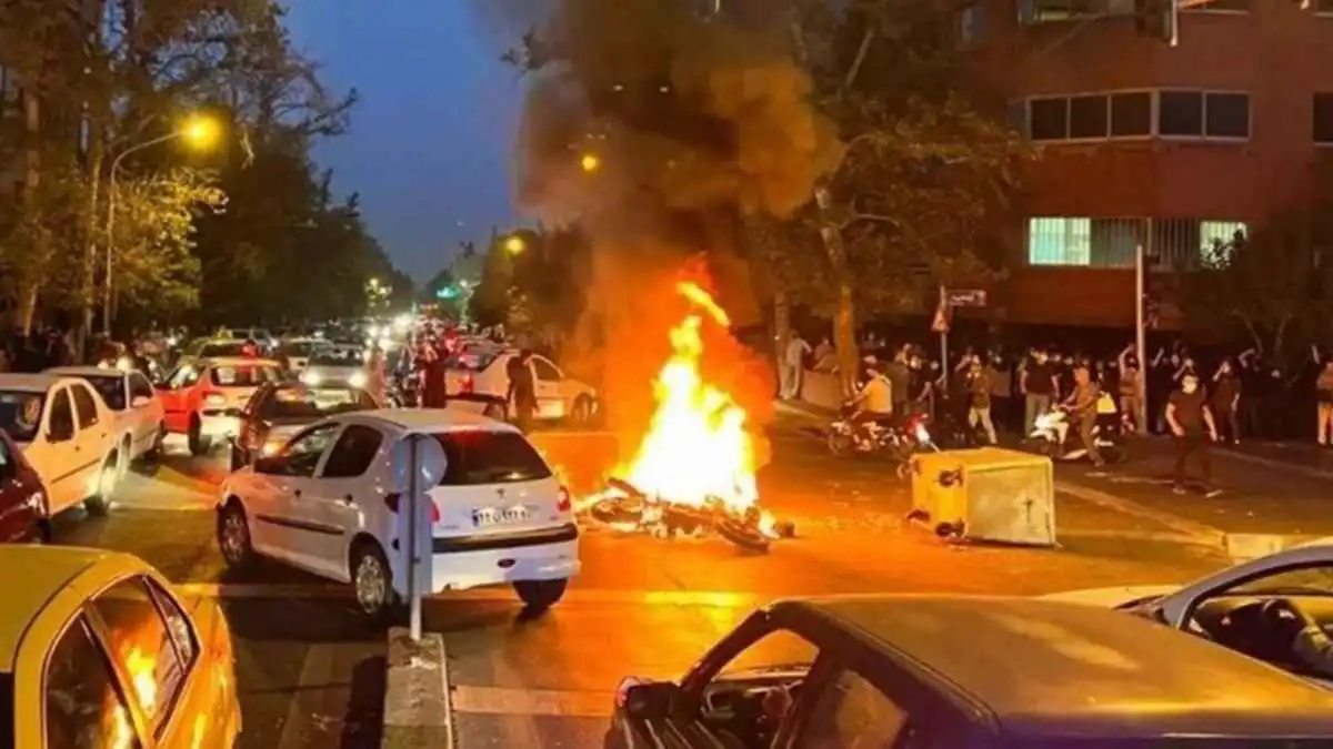 إيران تعتقل 27 متظاهراً بعد صدامات مع الشرطة في كوهدشت ولردغان (فيديو)