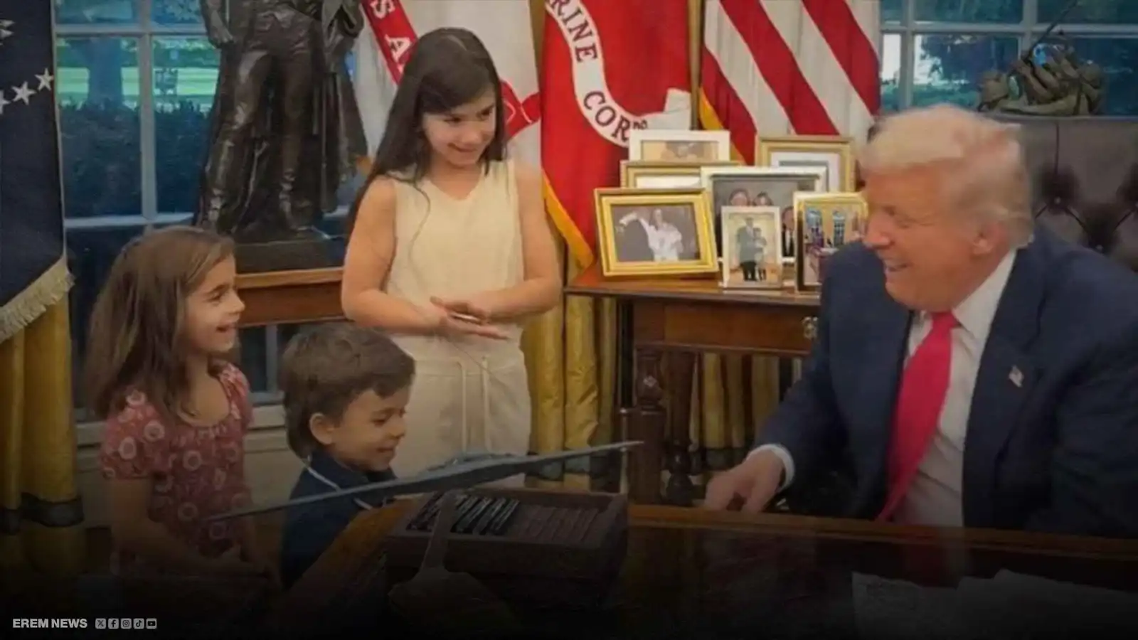 عفوية داخل المكتب البيضاوي.. طفل يخطف الأضواء من ترامب (فيديو إرم)