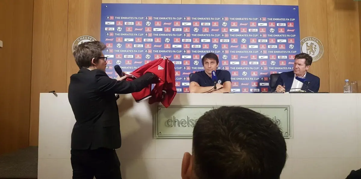 كيف تعامل أنطونيو كونتي مع هدية جوزيه مورينيو (فيديو)