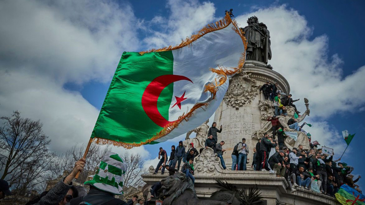 "لوباريزيان": تعديل الدستور الجزائري يؤسس لنظام "شبه رئاسي"