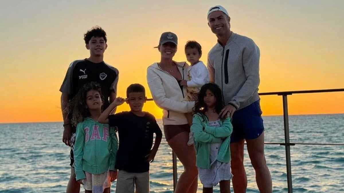 يفضل "البديلة".. لماذا يخفي كريستيانو رونالدو الأم الحقيقية لأبنائه؟