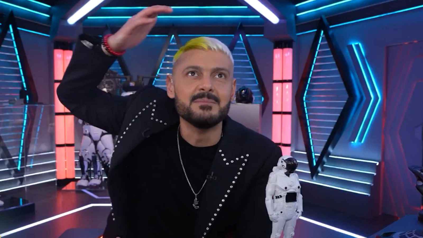 بعد تقليده رامز جلال.. بلال يتحدى الحروق بـ15 عملية جراحية