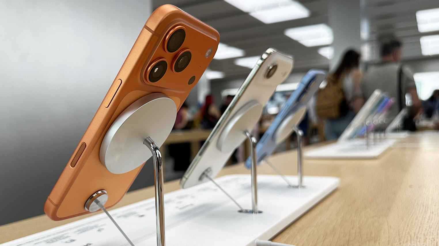 خدوش آيفون 17 تثير الجدل.. أبل تتدخل سريعا لتوضيح الأسباب