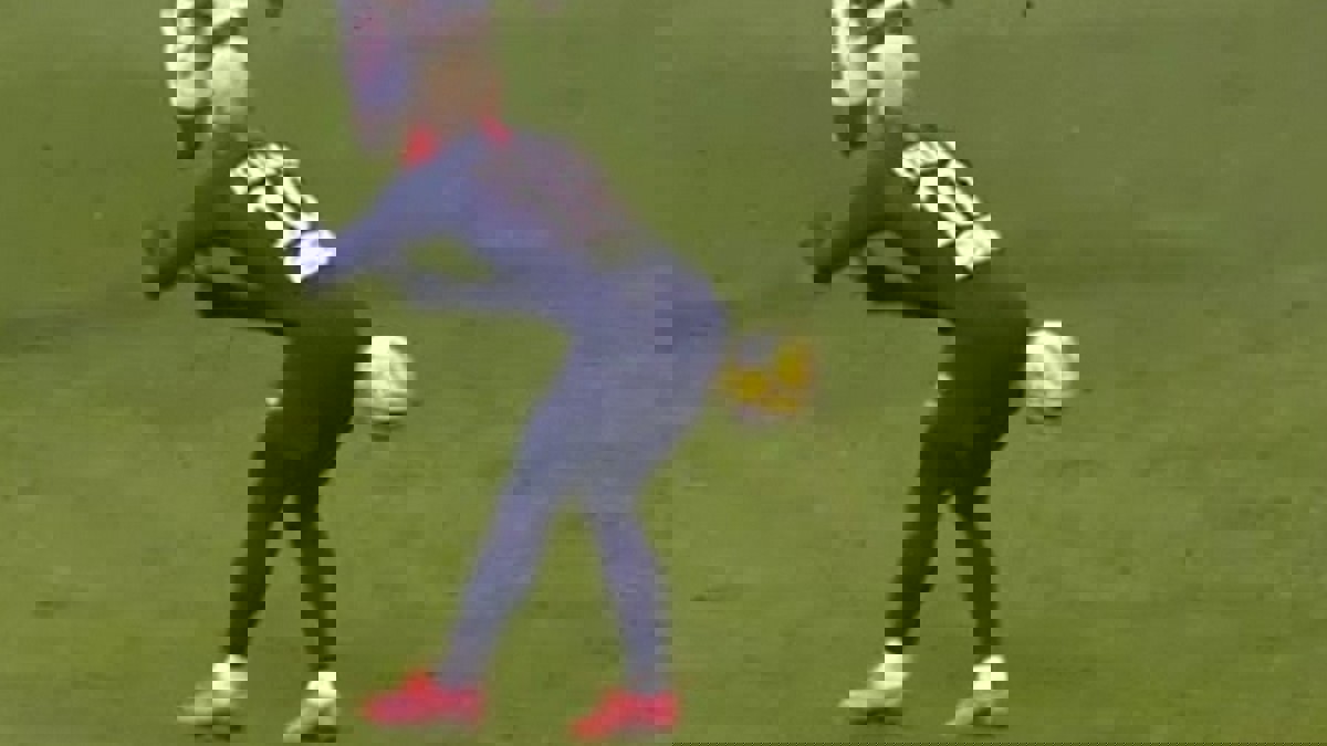 نيمار يمرر بمؤخرته خلال مباراة باريس سان جيرمان ورانس (فيديو)