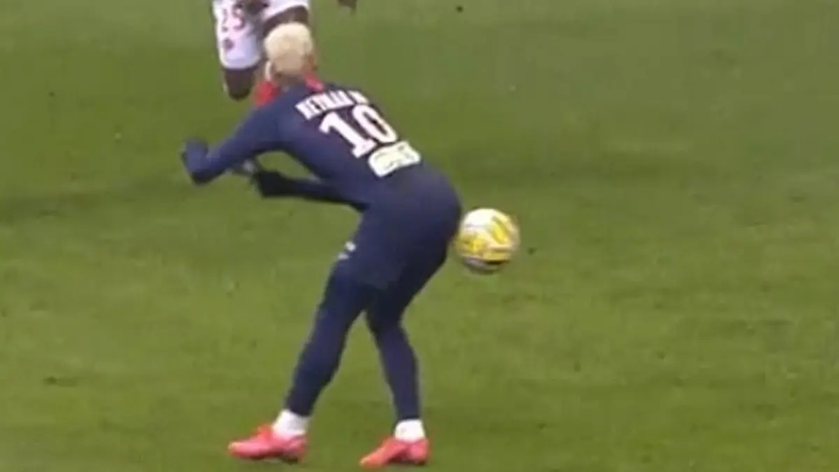 نيمار يمرر بمؤخرته خلال مباراة باريس سان جيرمان ورانس (فيديو)