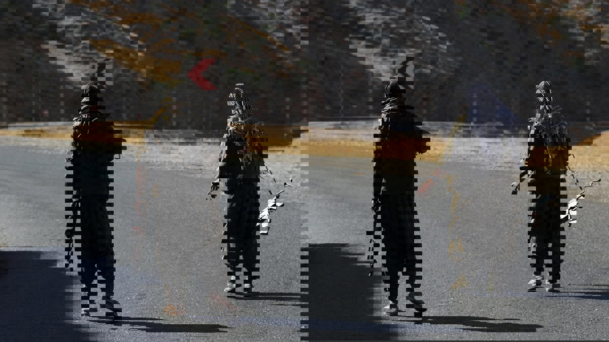 مقتل ضابط بالحرس الثوري الإيراني بنيران مسلحين غرب البلاد