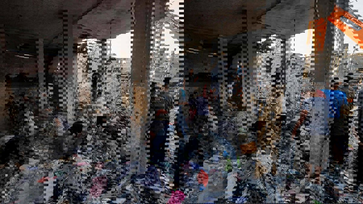 عائلات في غزة تلبس أساور لتحديد هوية أفرادها تجنبًا لدفنهم في مقابر جماعية 