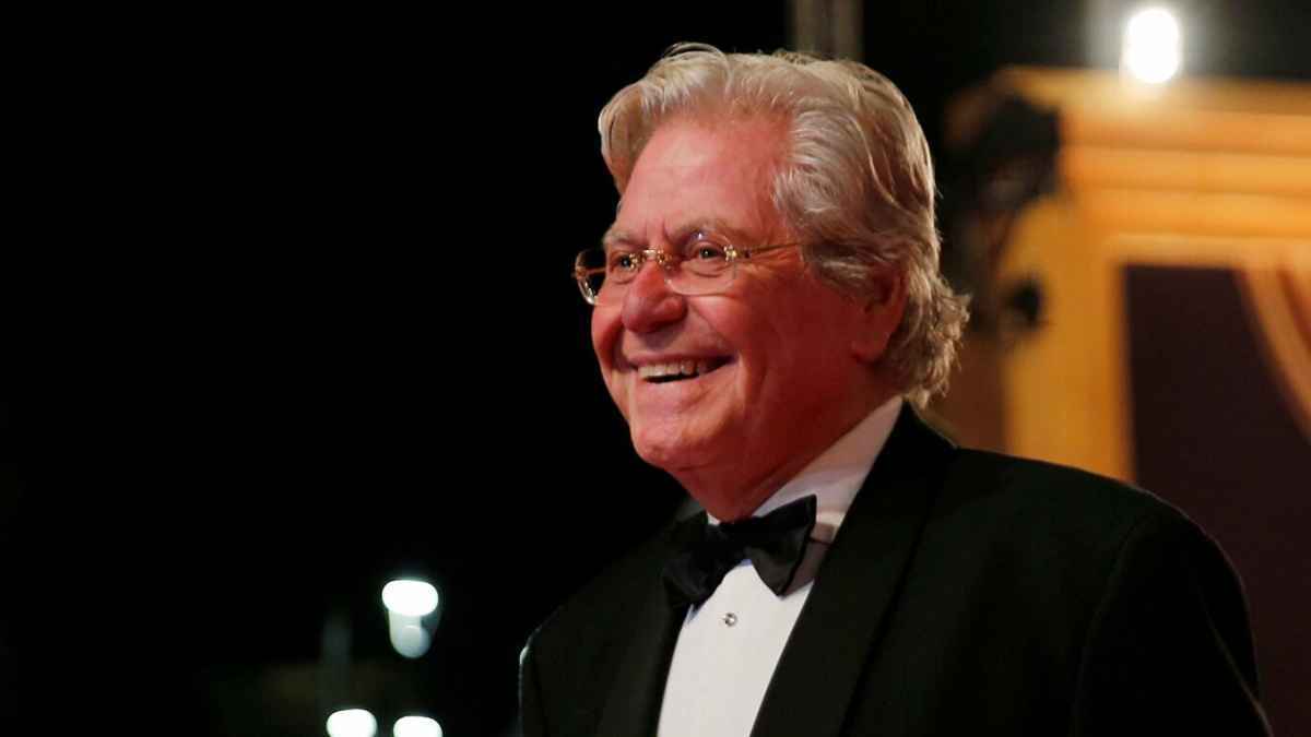 حسين فهمي يكشف عن هديتة من الرئيس الفرنسي