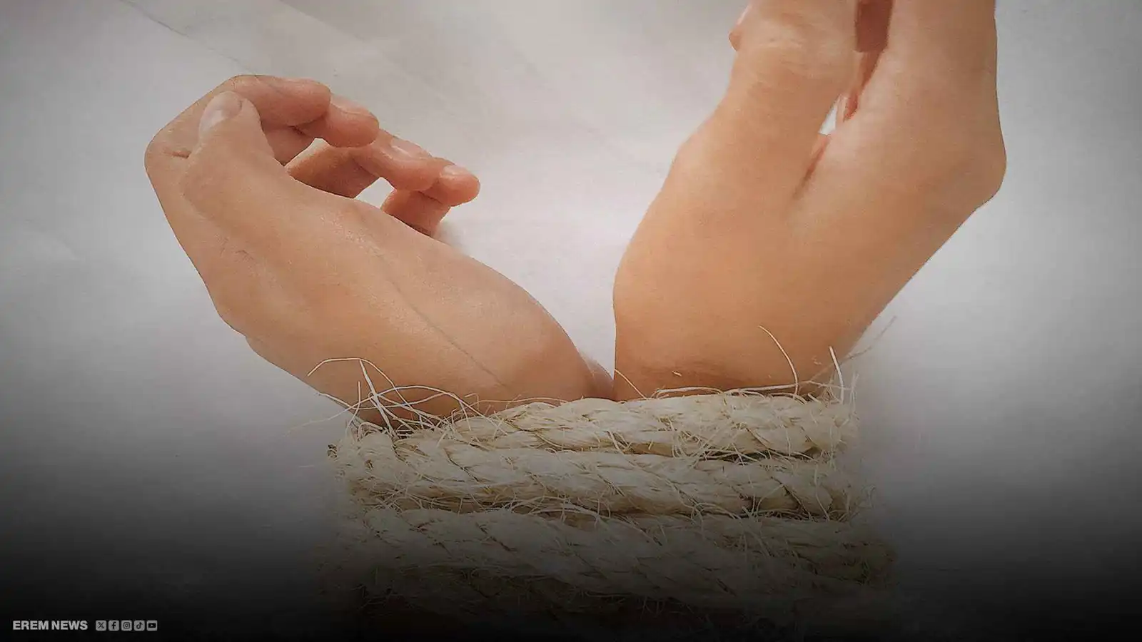 والد يتتبع هاتف ابنته ليكتشف أنها مختطفة داخل شاحنة