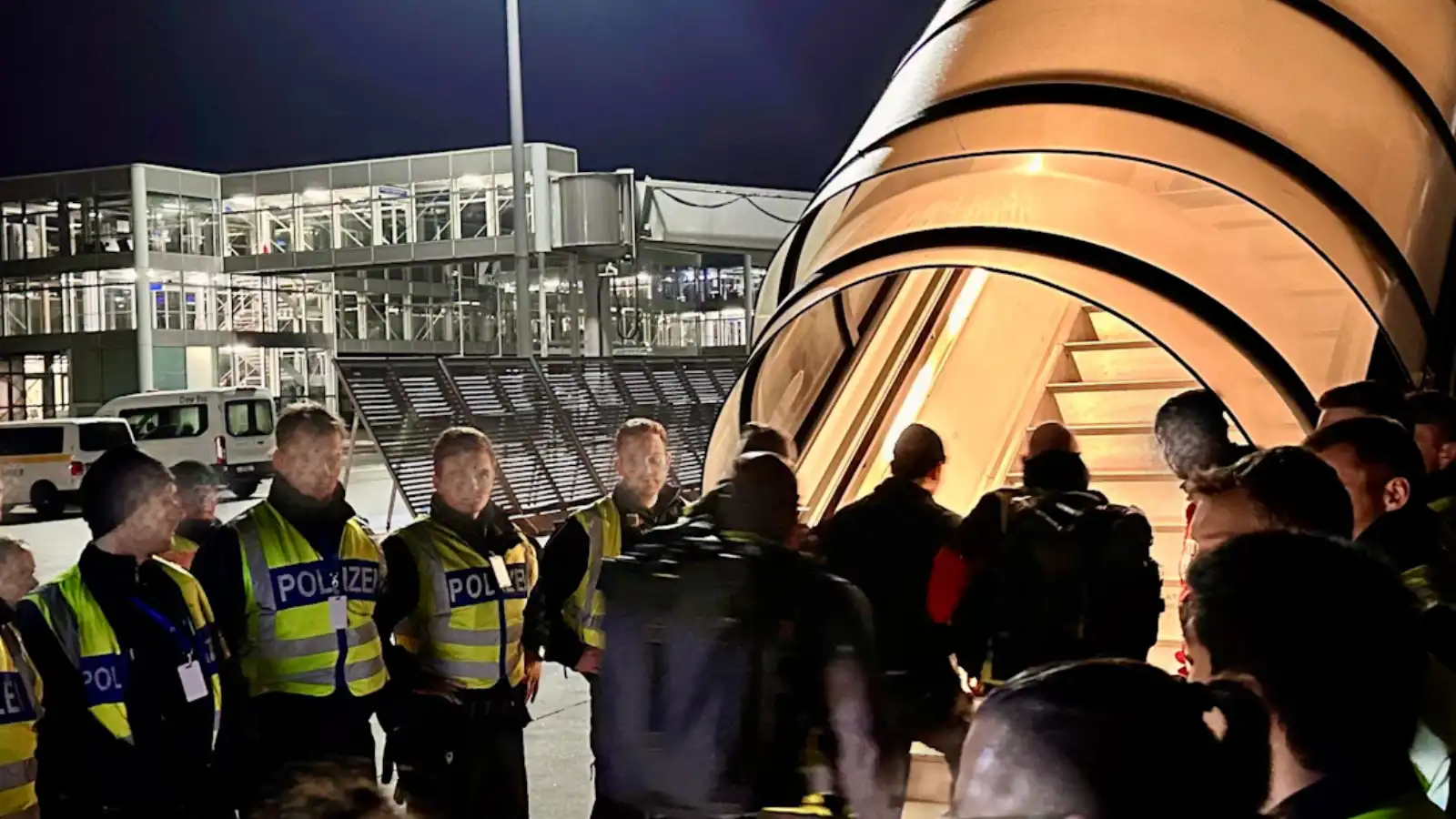 ألمانيا ترحّل 20 أفغانيا مدانا بموجب اتفاق مع طالبان