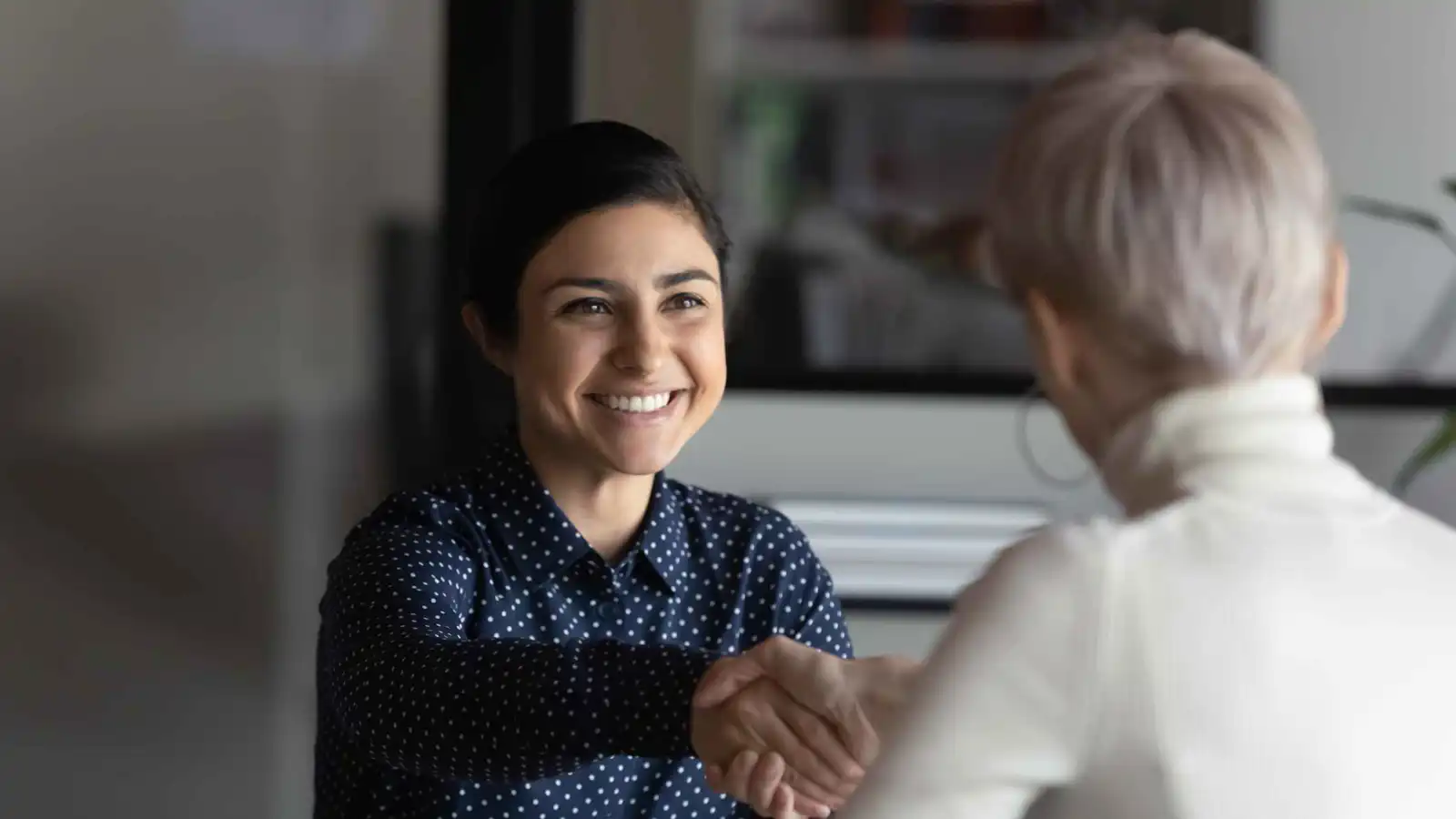 دماغك يقرأ الآخرين في ثوان؟.. ألغاز الانطباع الأول