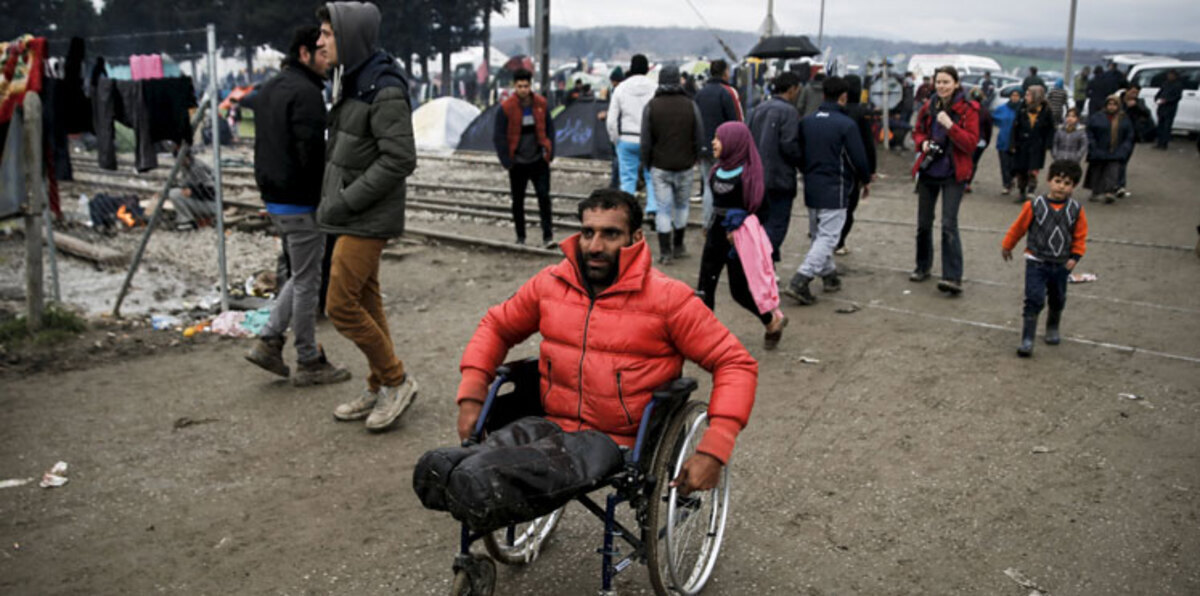 لاجئون سوريون في لبنان يبثون همومهم من خلال تطبيق هاتفي