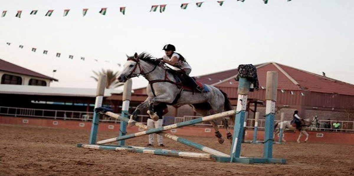 فارسة فلسطينية تحلم بالقفز عن جدران الحصار والوصول إلى الألومبياد