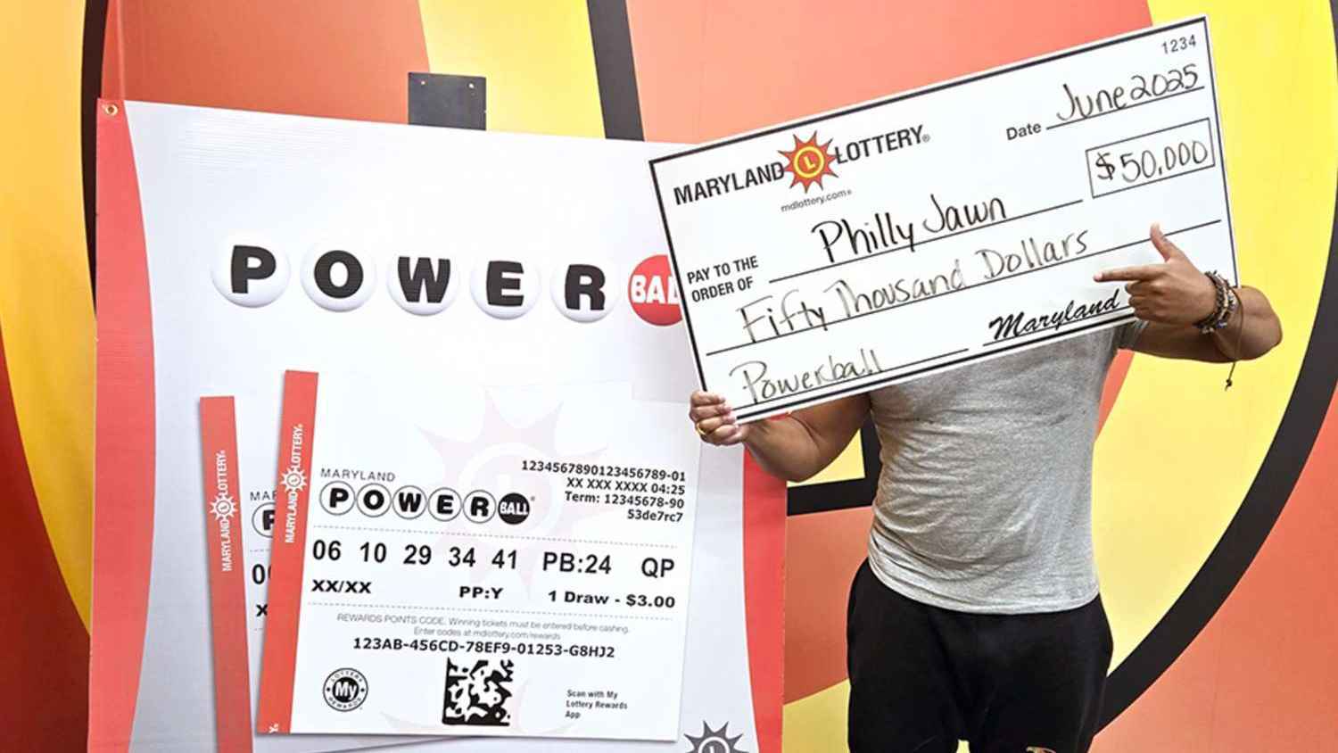 بعد نسيانه التذكرة.. رجل يكتشف فوزه بـ 50 ألف دولار