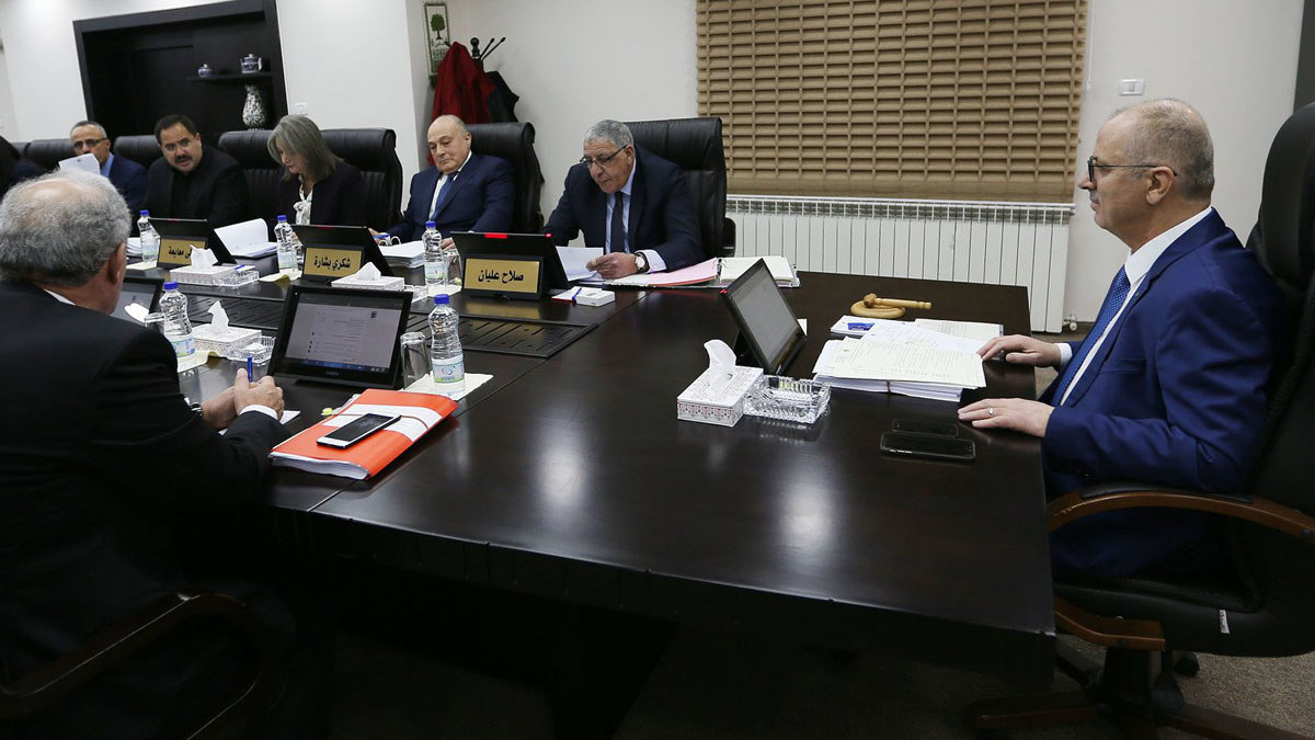 الحكومة الفلسطينية تؤكد إعادة أموال الضرائب لإسرائيل بسبب اقتطاع جزء منها