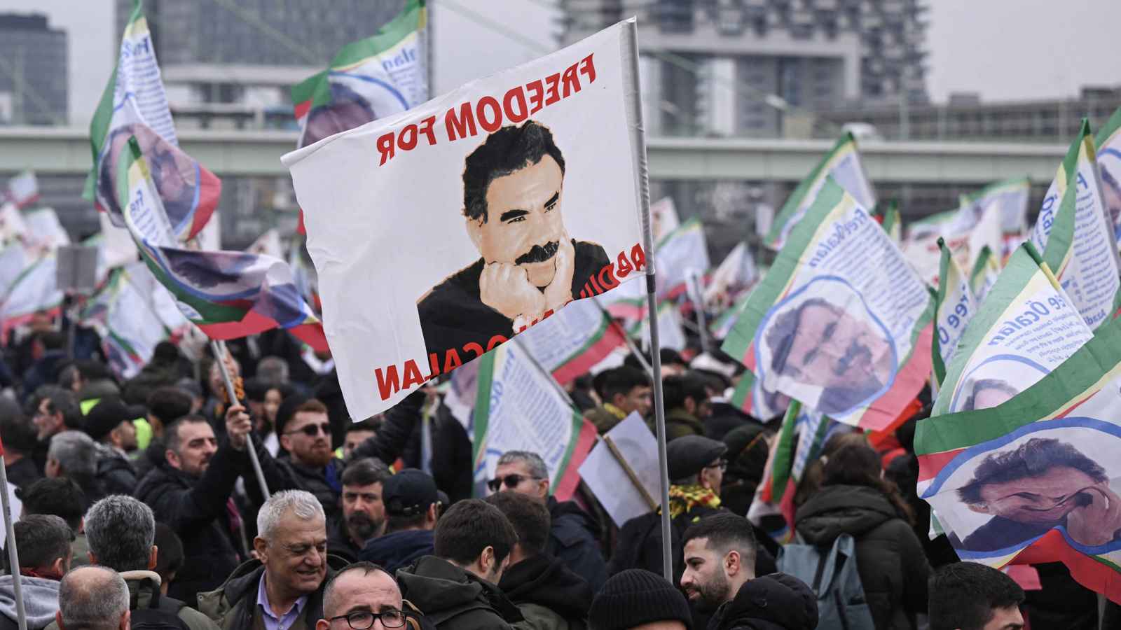 بعد لقاءات "إمرالي".. هل ينهي أوجلان عقوداً من "الكفاح المسلح" ضد تركيا؟