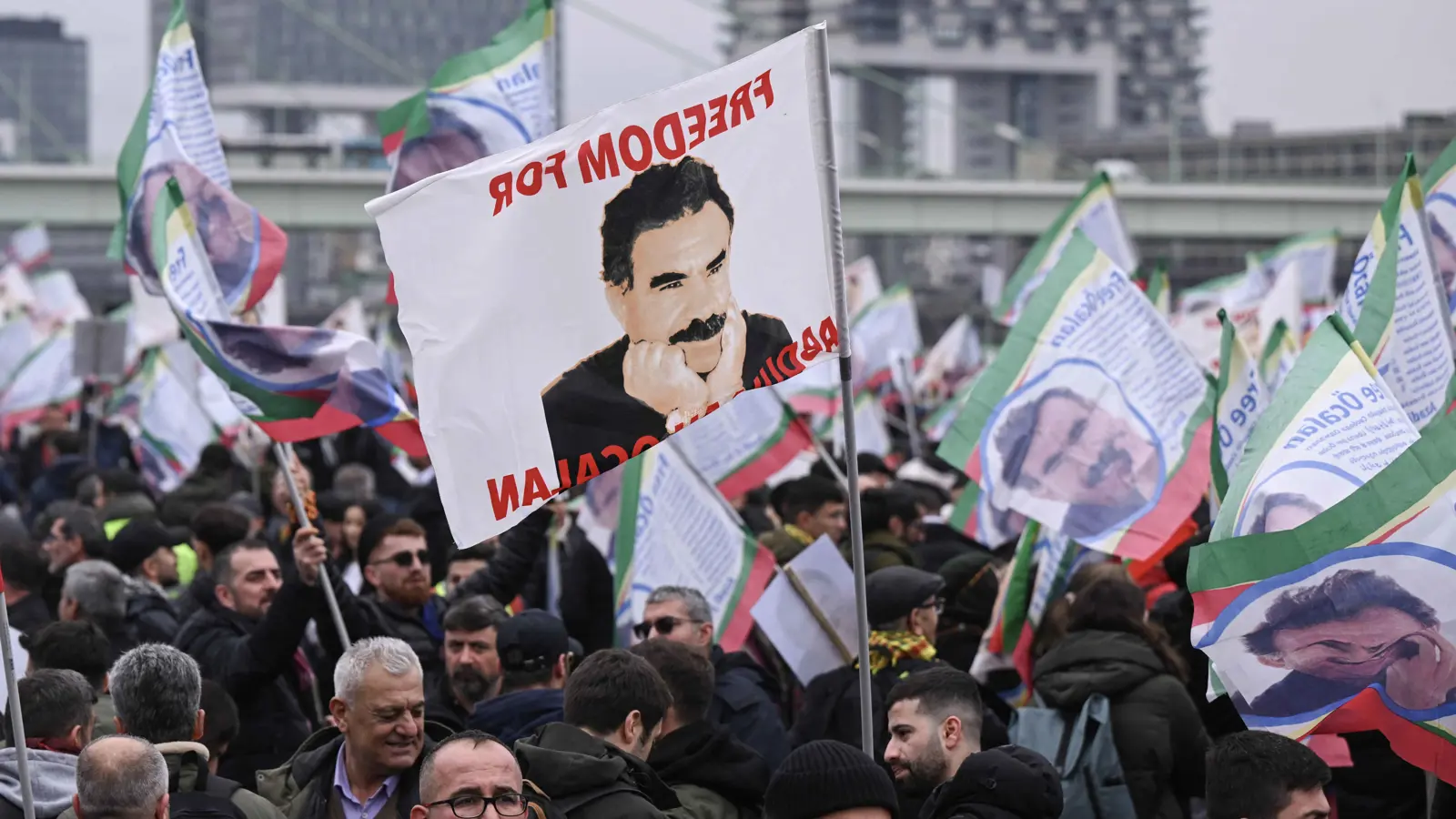 بعد لقاءات "إمرالي".. هل ينهي أوجلان عقوداً من "الكفاح المسلح" ضد تركيا؟