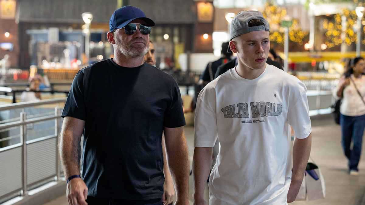 مانشستر يونايتد يتخذ قرارًا مثيرًا تجاه نجل روني 