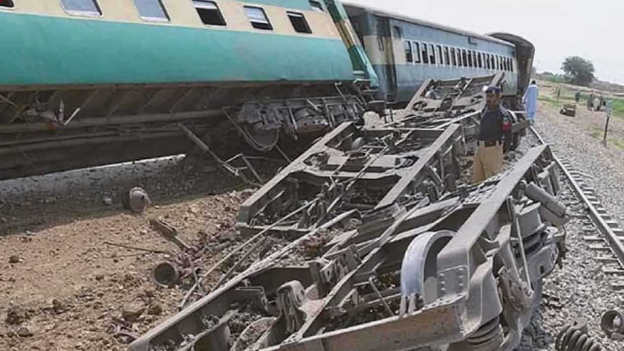 باكستان.. إصابات في استهداف قطار بعبوة ناسفة (فيديو)