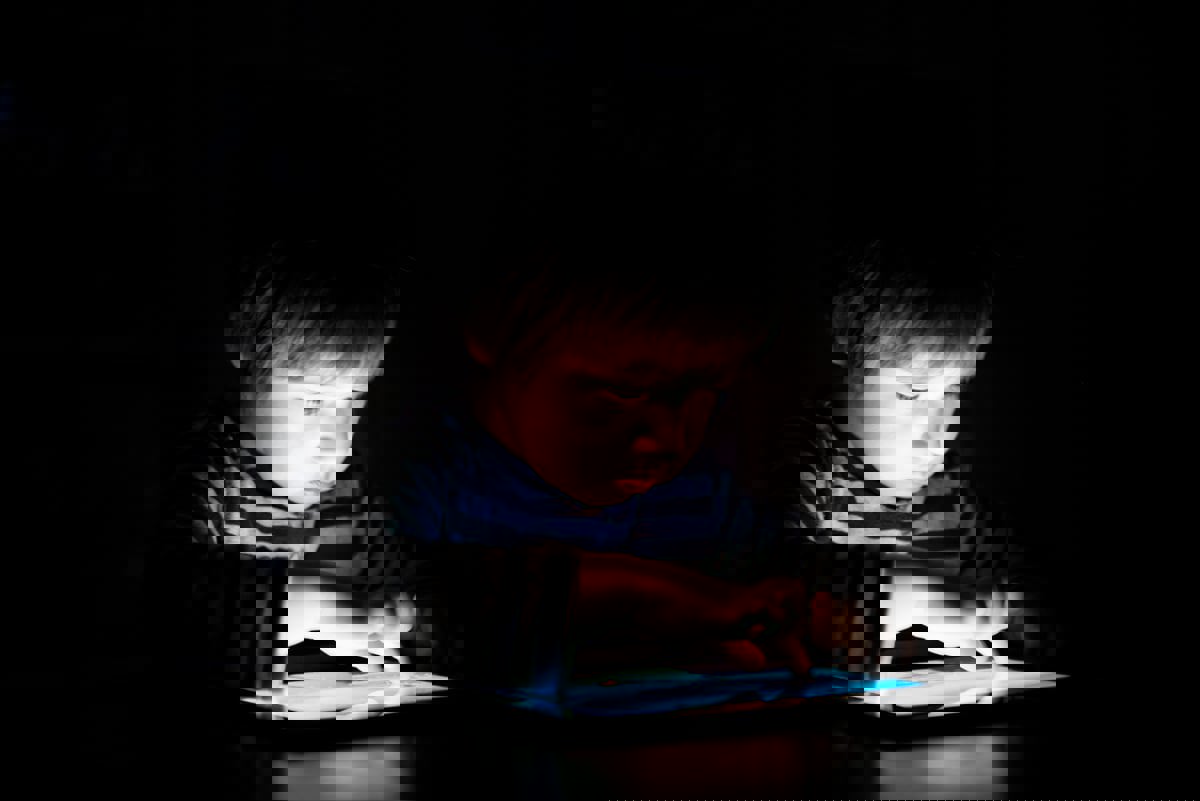 المدرسة أم الآباء.. من المسؤول عن حماية الأطفال من السوشال ميديا؟ 