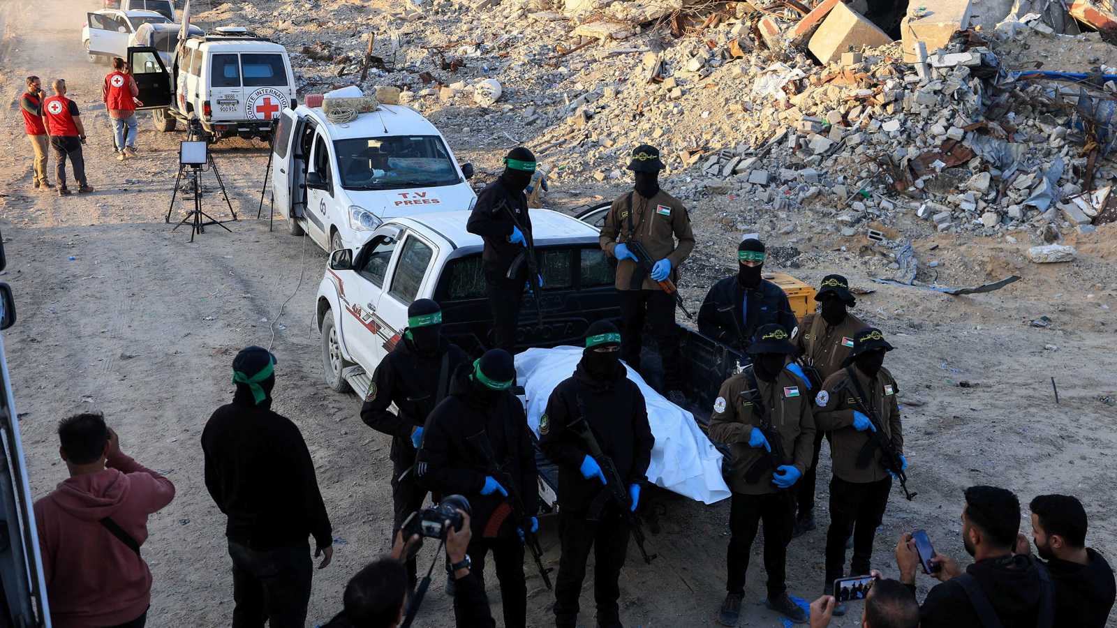 تسليم رفات أحد آخر رهينتين إسرائيليين في غزة (فيديو)