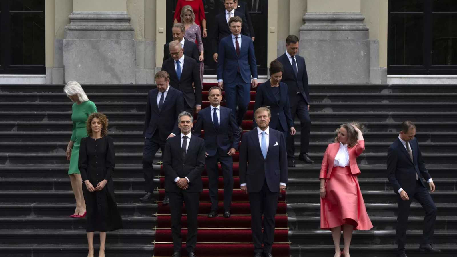 بسبب حرب غزة.. ملك هولندا يقبل استقالة وزراء ومسؤولين كبار