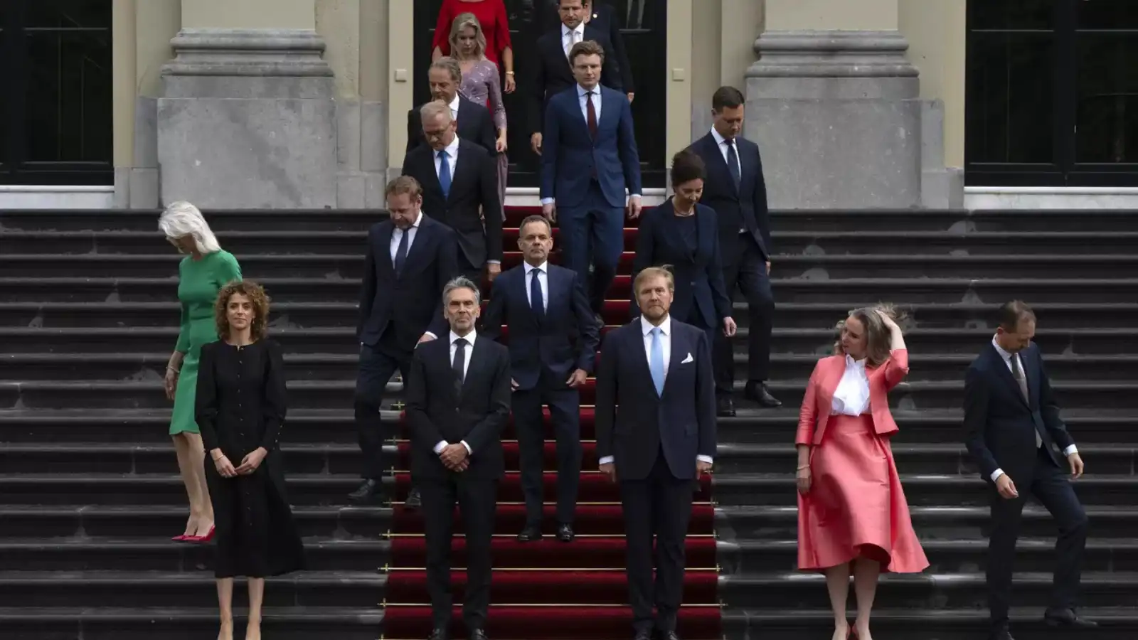 بسبب حرب غزة.. ملك هولندا يقبل استقالة وزراء ومسؤولين كبار