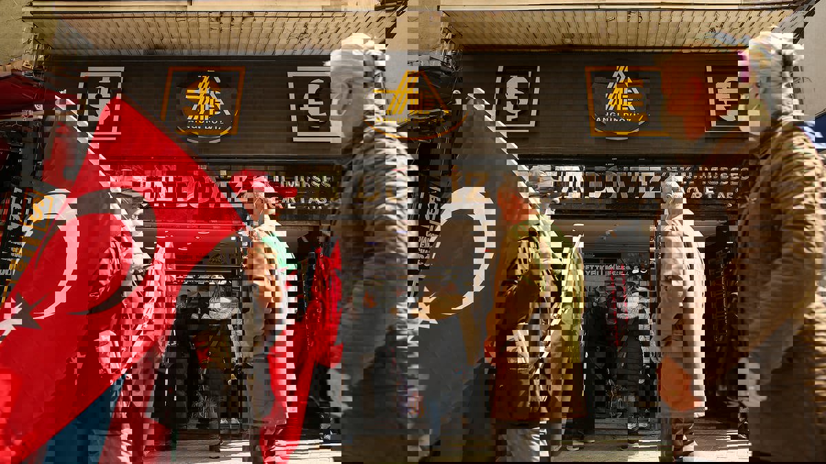 الليرة التركية تهبط إلى مستويات قياسية جديدة