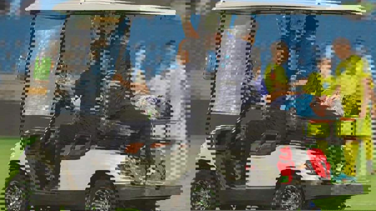 سعد ناطق يسقط مغشيا عليه في مباراة أبها والتعاون بعد ارتطام الكرة برأسه (فيديو)