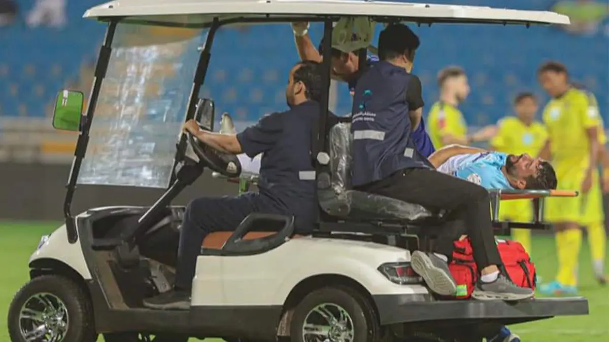 سعد ناطق يسقط مغشيا عليه في مباراة أبها والتعاون بعد ارتطام الكرة برأسه (فيديو)